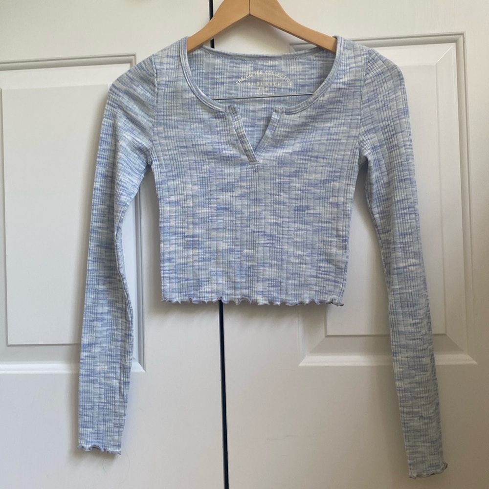 Light blue Aéropostale long sleeve shrunken tee